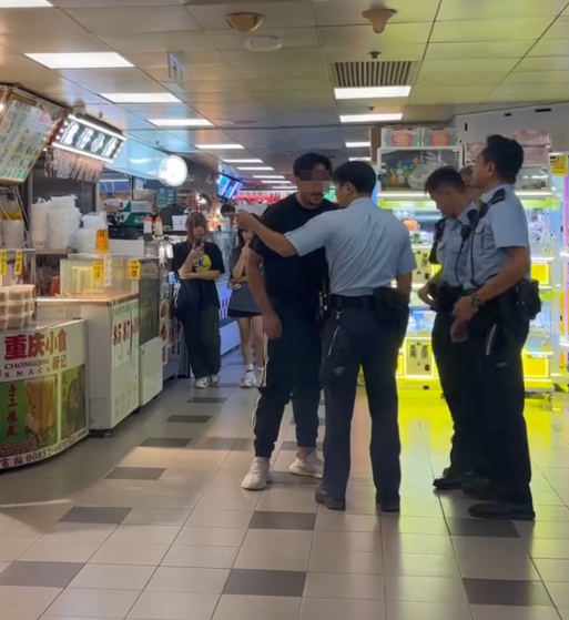 葵涌廣場2樓一間二手書店,一名22歲、持有香港身份證的巴基斯坦裔男銷售員疑因爭客問題與鄰舖職員起爭執。期間有人報案求助。警員處理案件期間有人極不合作及情緒激動,最終以「在公眾地方作出擾亂秩序行為」拘捕男子。(Threads)